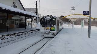 1 )冬の北海道函館線ニセコ駅/あと○年で廃止。H100形が長万部方から静かに入線