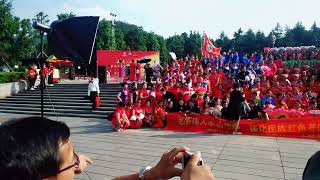 韶山毛泽东广场来了大批靓女，个个兴奋激动，她们是来做什么呢？