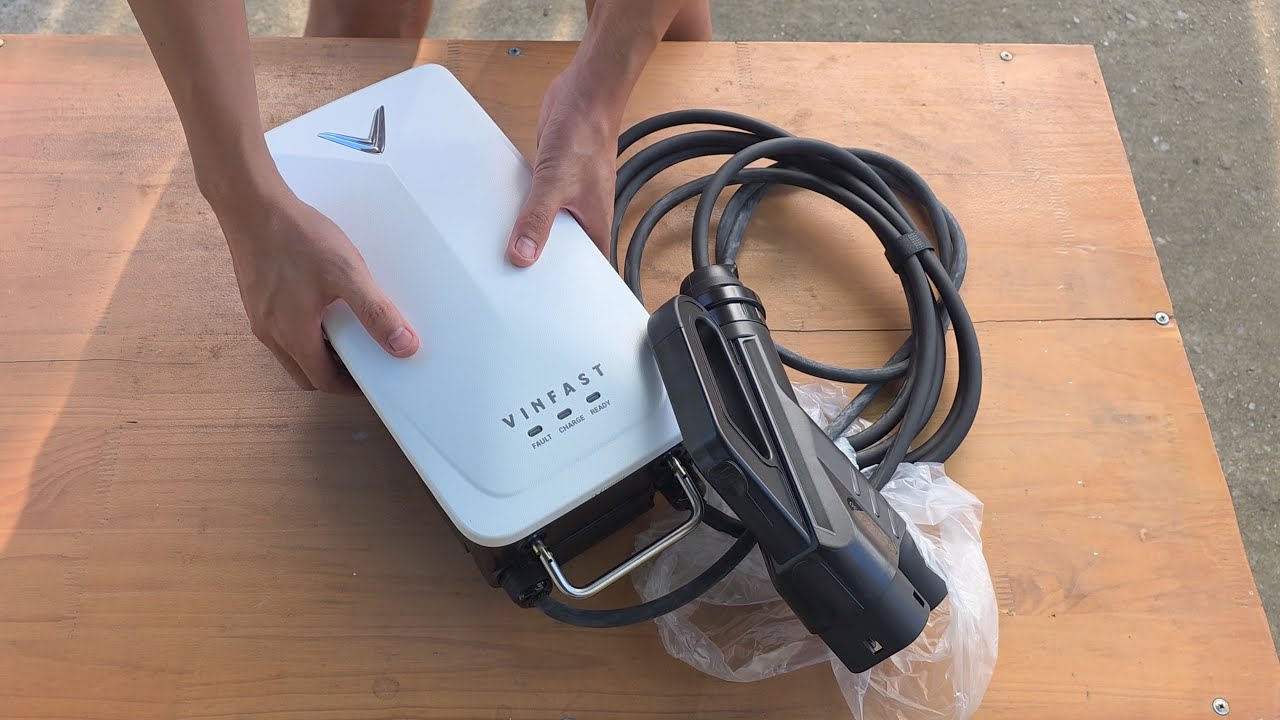 Đập tan sạc ô tô VINFAST ra thấy CHOÁNG LUÔN mọi người ạ