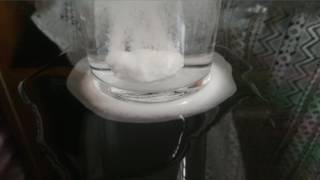 薬用ホットタブ重炭酸湯をお湯の入ったコップに入れてみました。