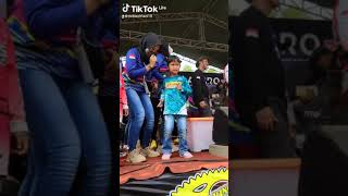 Anak Kecil Goyang Di Atas Panggung