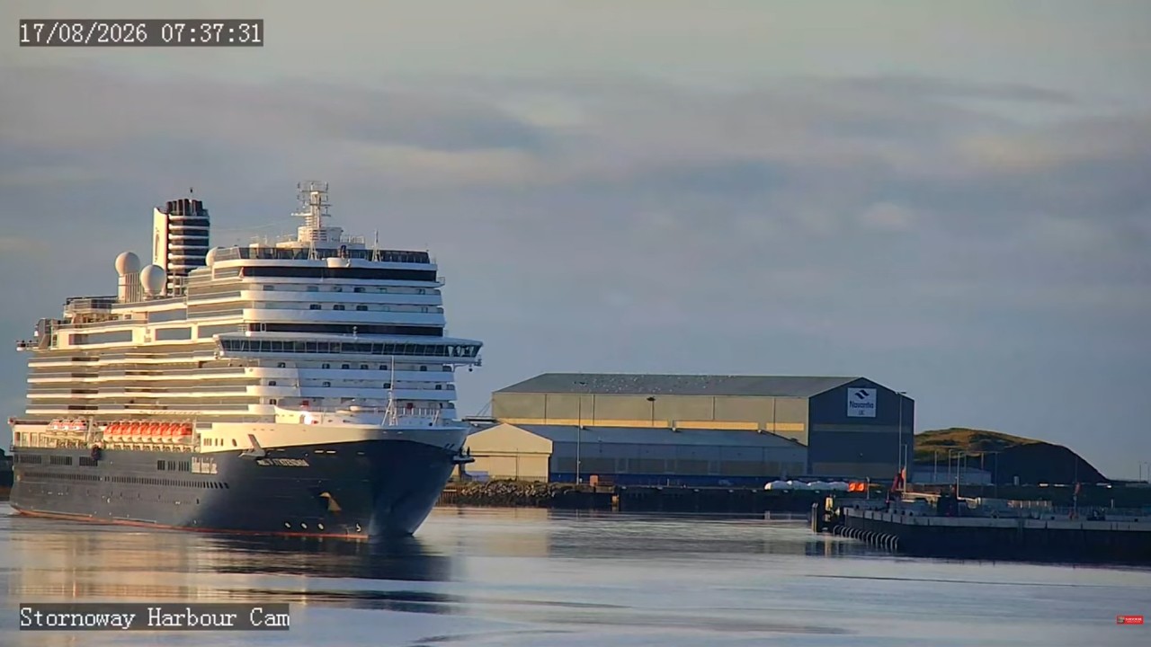 17/08/26 - Stornoway Harbour (Ferry & Cruise Port) - Hebridean Live Cam (Nieuw Statendam)