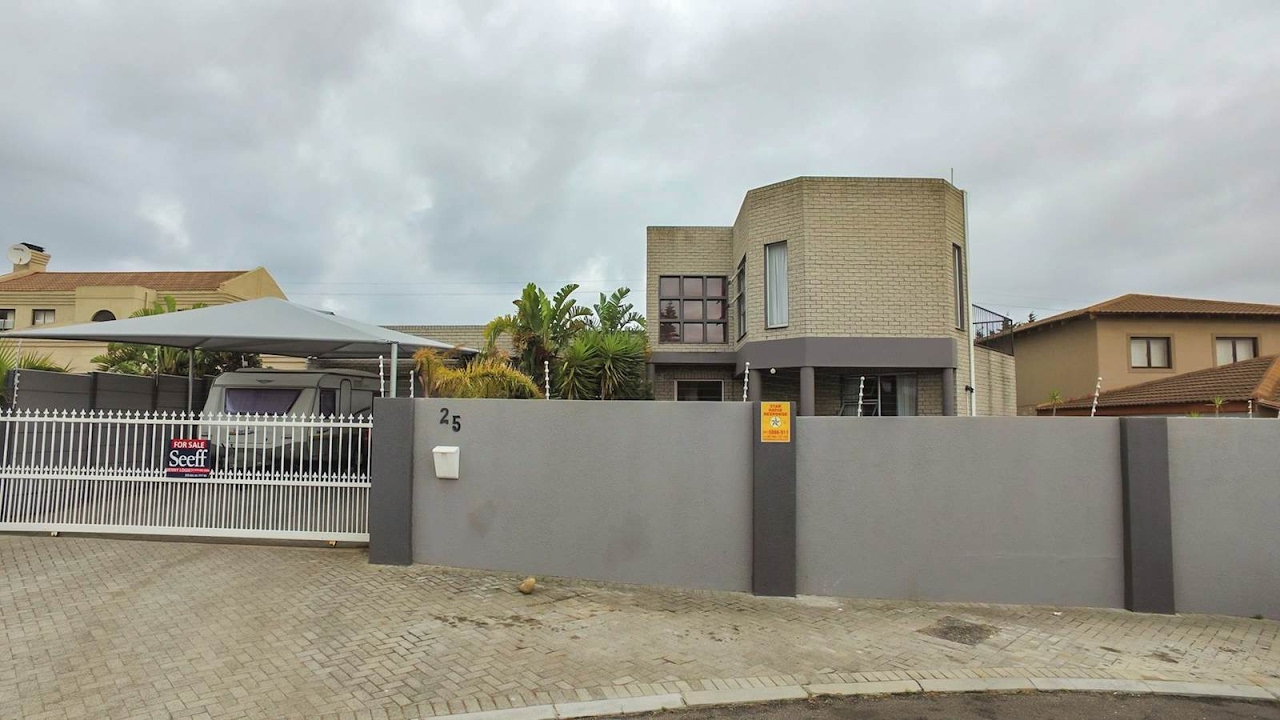 6 Bedroom House for sale in Western Cape Cape Town Tableview And