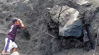 Download Lagu Ahmad Successfully Drops a Large Rock  MP3