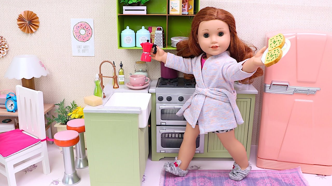 Baby Doll cooking breakfast in the toy kitchen I Play Toys