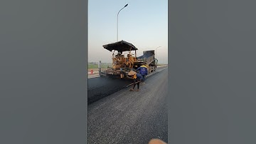 Tăng ca thảm đường asphalt nhân ngày nắng nóng kỷ lục đầu mùa 42°c