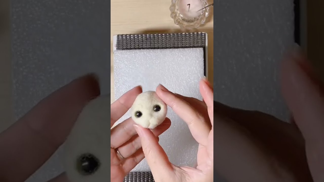 羊毛フェルト猫 三毛猫(ロングコート)ブローチ ブローチなのですが、三毛猫ちゃんに 靴履かせてみました。 ーー