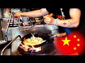 La cuisson des aliments asiatiques dans le wok chinois
