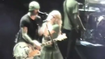 Avril Lavigne - All The Small Things (Blink 182 Cover) [Live Bonez Tour 2005] #HD