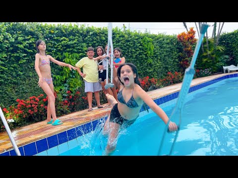 A Gangue jogou a Mônica na piscina e ela NÃO sabe nadar!