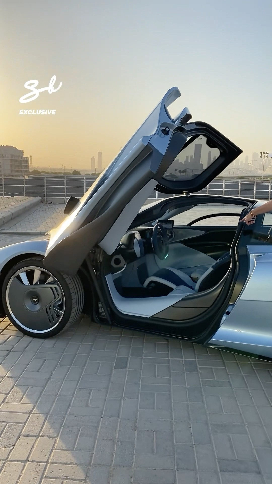 It's so luxurious that it comes with a 24K gold tool set ? #mclaren #supercar #cars
