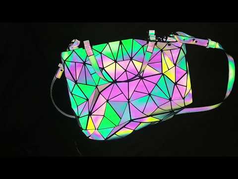 Luminesk (Harlermoon) Holographic Purse (Review) - YouTube display picture 2
