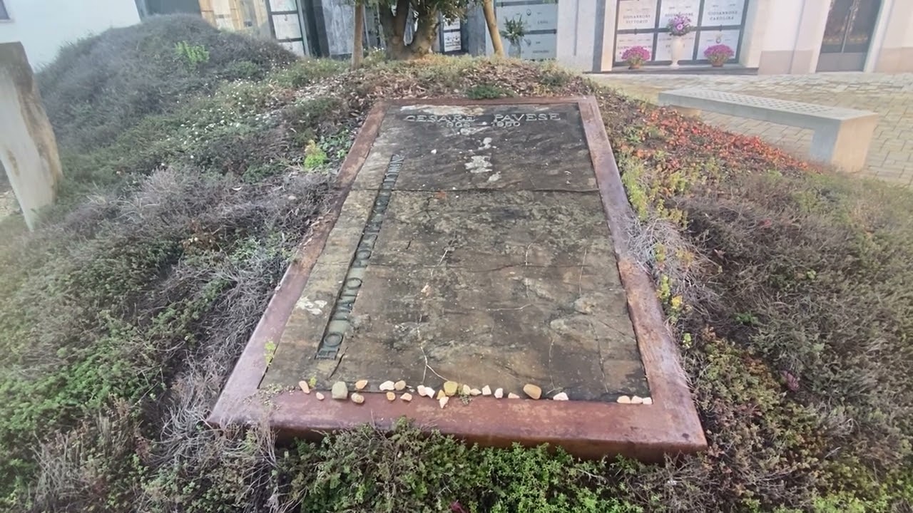 Tomba Cesare Pavese (1908-1950) Scrittore. Poeta. Critico e traduttore. Einaudi. Santo Stefano Belbo