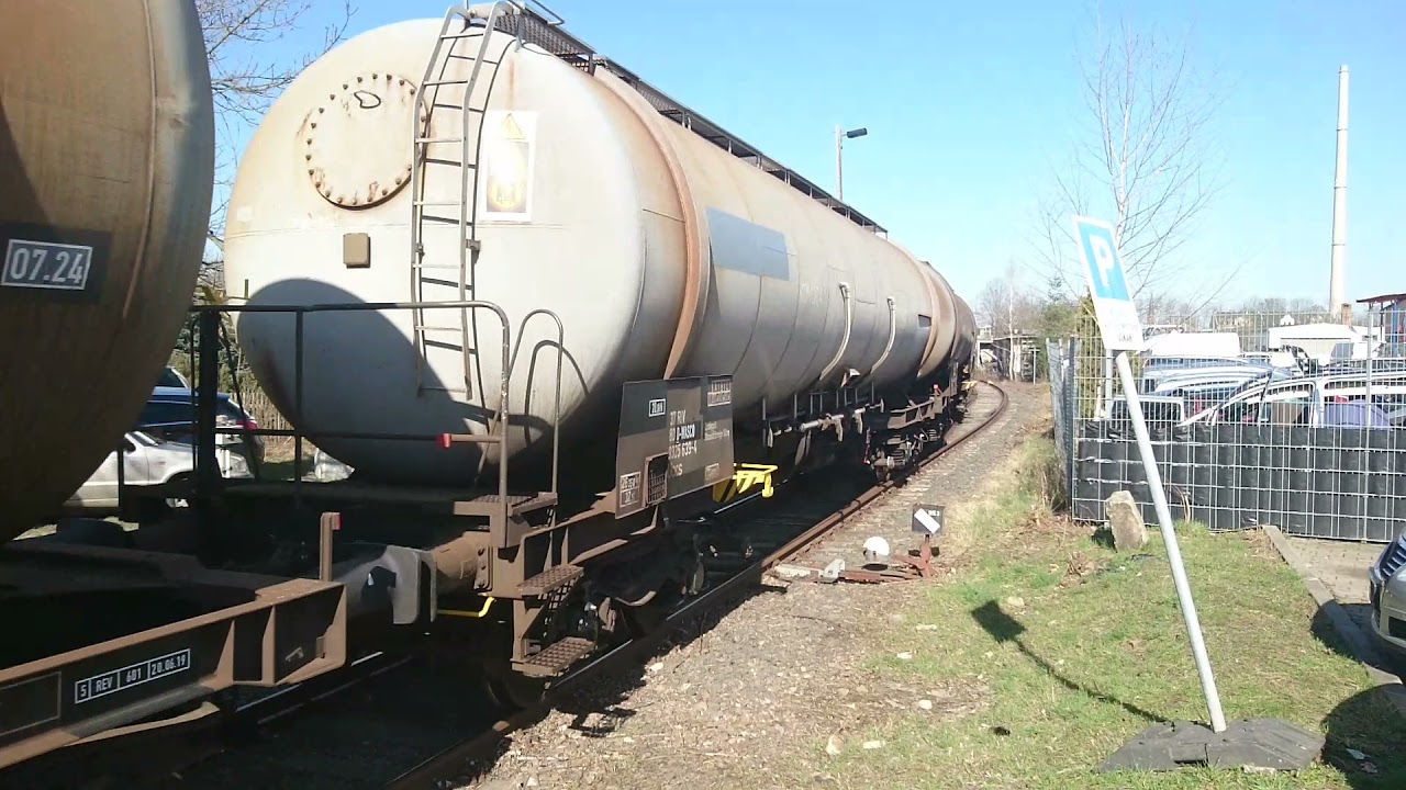 Грузовой поезд на переезде. - YouTube