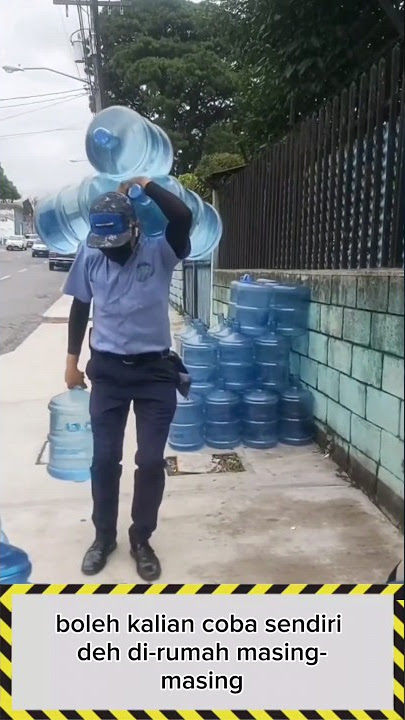 angkat air galon jadi mudah pakai cara pria ini
