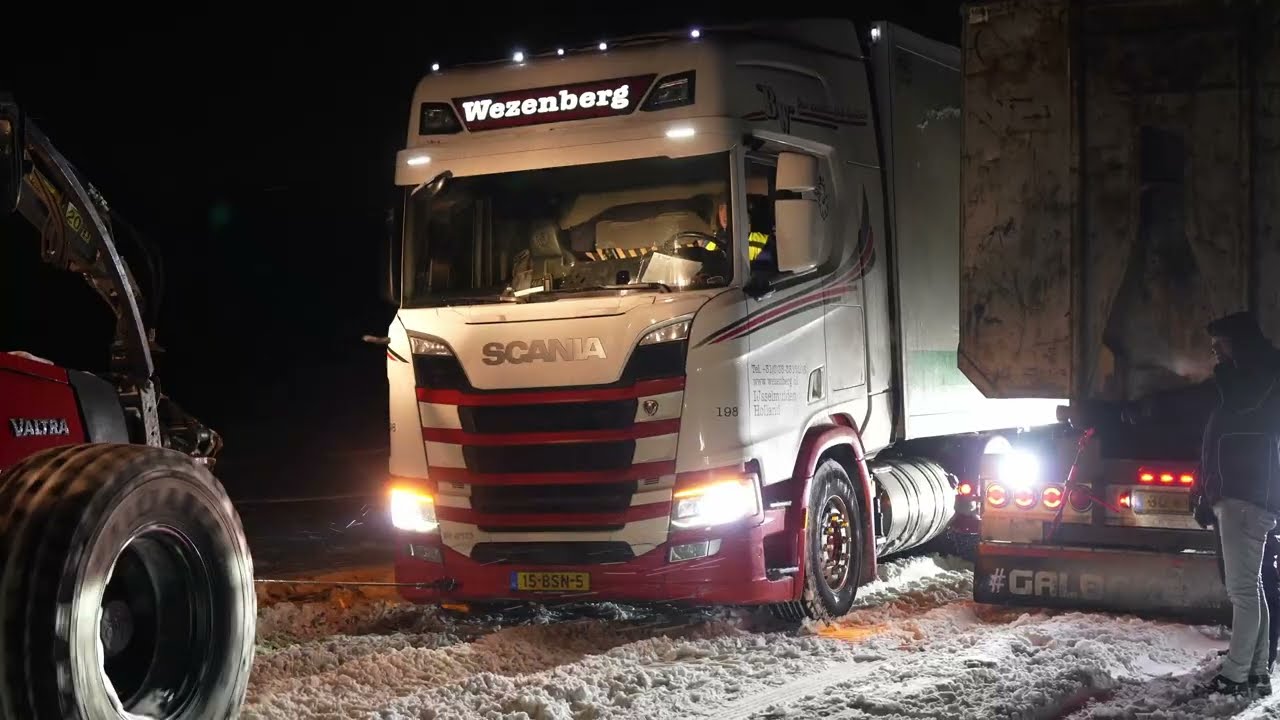 Vrachtwagens vast in de sneeuw Borger. Provincie sluit wegen af