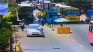 35 रुपए मांग रहा था टोल कर्मचारी, देने की जगह ड्राइवर ने किया ऐसा की..