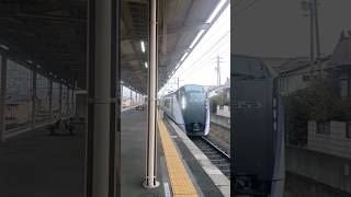 JR東日本長野支社の篠ノ井線の塩尻駅に特急あずさ38号新宿行きが通過する。