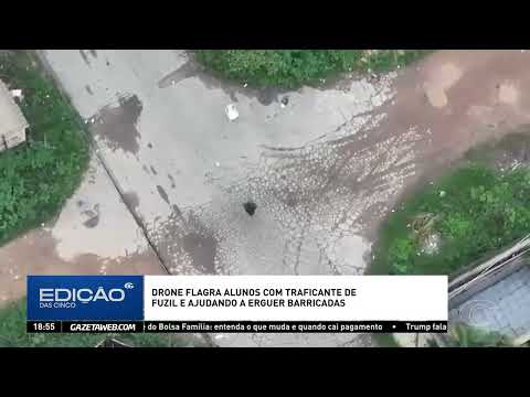 Drone flagra alunos ao lado de traficante armado e ajudando a erguer barricadas no RJ