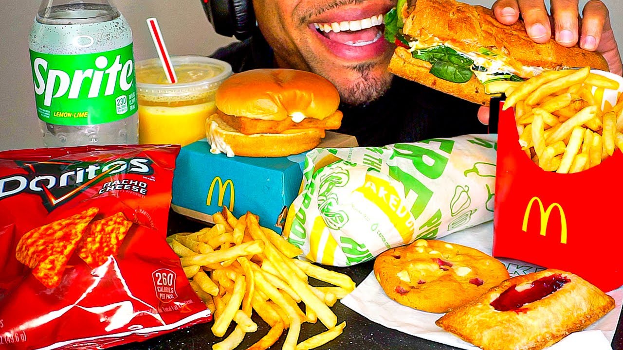 MCDONALD’S VS SUBWAY CHEESEBURGER 6 INCH TUNA SANDWICH DORITOS CRUNCHY CHIPS FRENCH FRIES EATING MUK