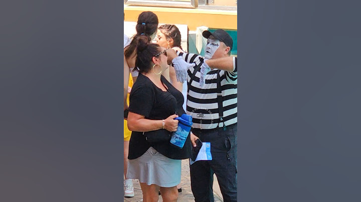 Tom the mime helping this woman cool down from the heat 😂🤣 #tomthemime #seaworldmime #funny
