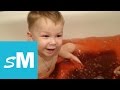 Макс купается в ванной с бурлящим шаром Баффи - Max is awash in the bath with bubble ball Baffy