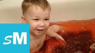 Макс купается в ванной с бурлящим шаром Баффи - Max is awash in the bath with bubble ball Baffy