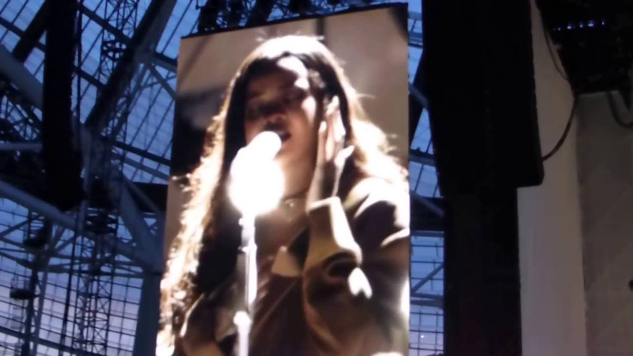 Rihanna - Diamonds AWT Dublin