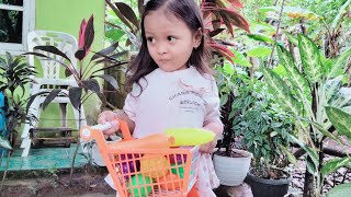 Nyuci Mainan Buah Dan Sayuran Satu Keranjang