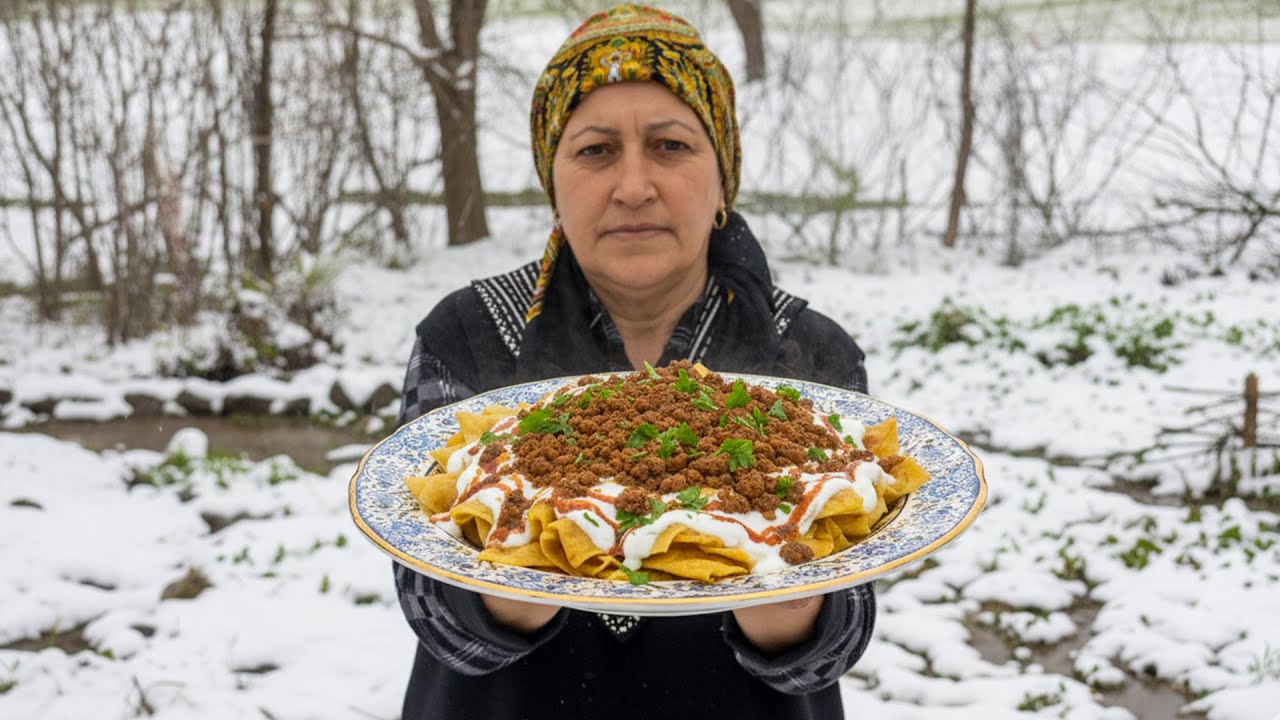 Food Tastes Better in the Snow! ❄️🔥 Village-Style Leaf Hingel