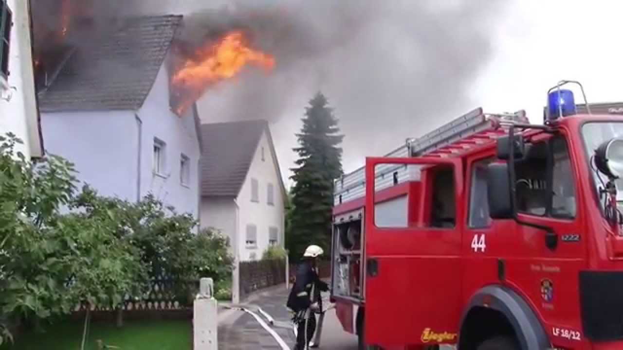 Wohnhausbrand: Dachstuhl in Lorsch in Flammen
