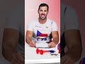 Krpálek v roli průvodce Paříží a čínsky mluvící Mäki