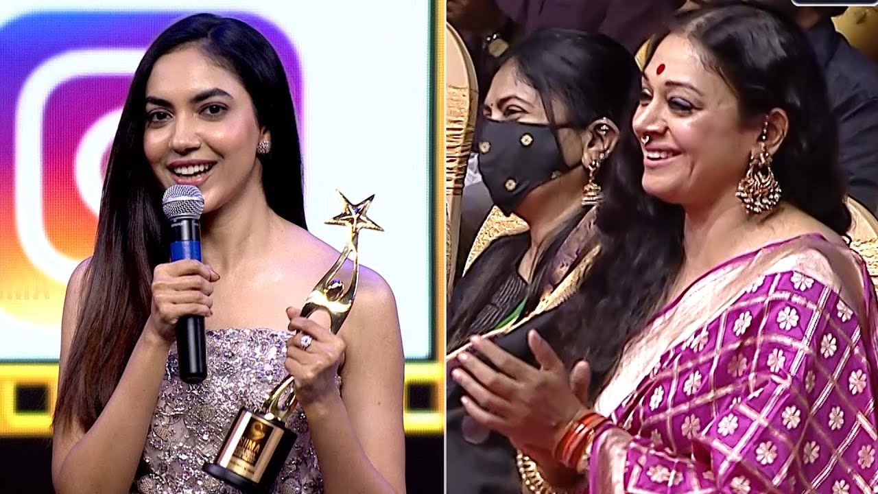 Actress Shobhana Adoring Ritu Varma's Cute Speech At SIIMA