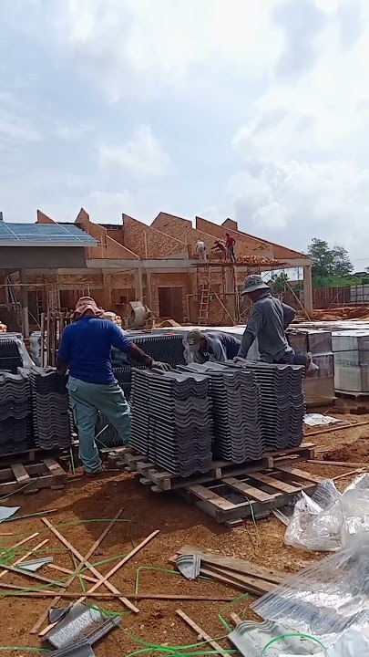 @ cara kerja susun atap genteng mahu di angkat naik KEBUMBUNG rumah#short#video#subscribe# .