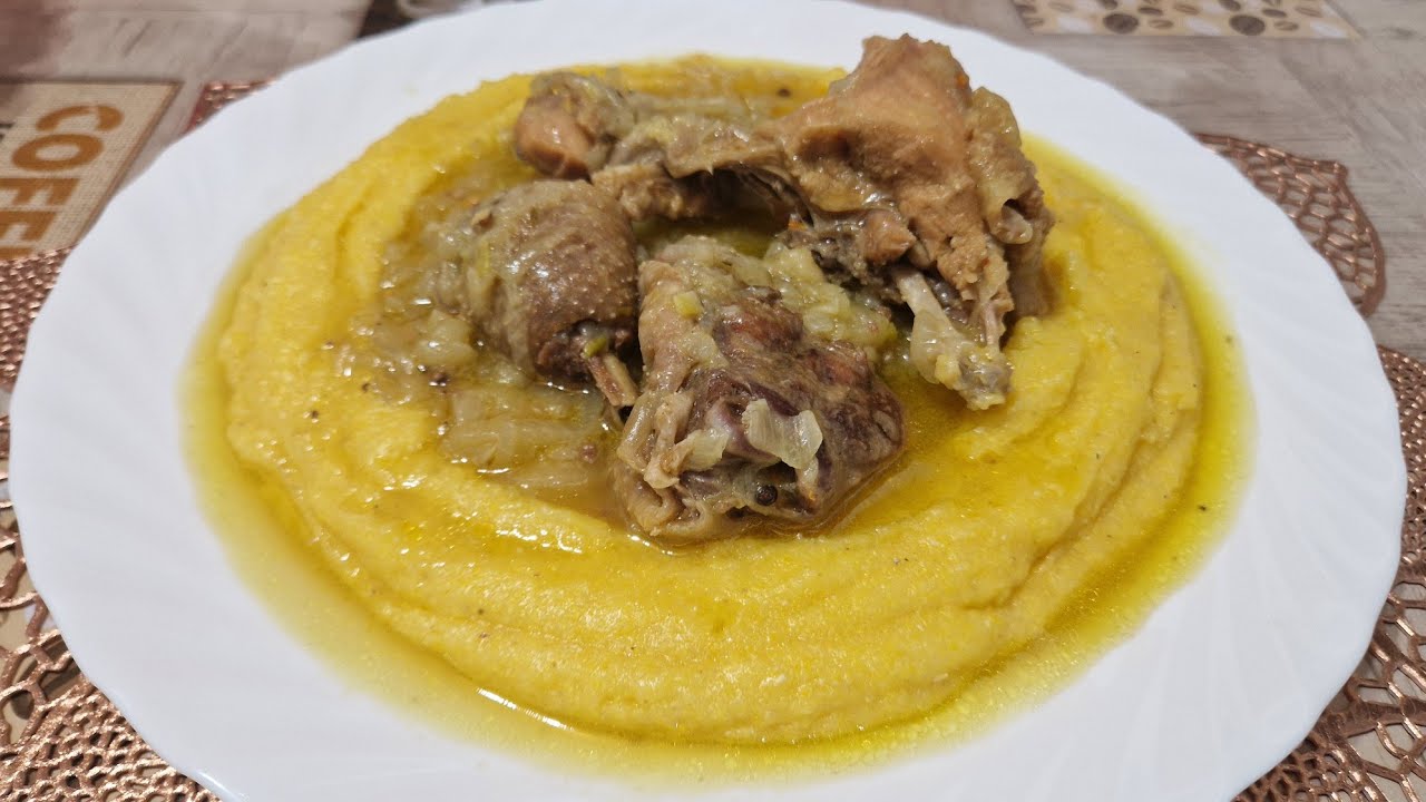 Pui Fraged cu Saft de Ceapă și Mămăliguță – Rețetă Tradițională din Bucătăria Românească