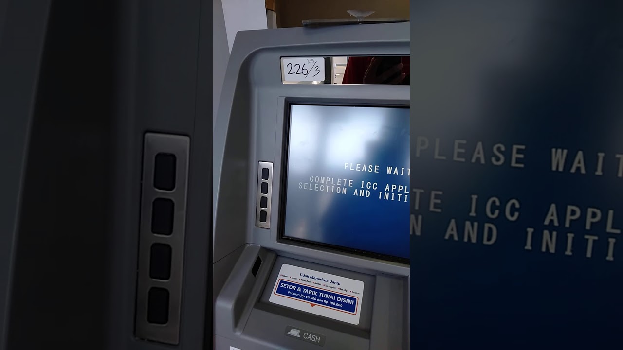 Mengambil uang di ATM BRI