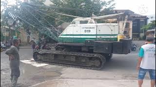 Proses menaikan Crawel Crane P&H ke truk dolly