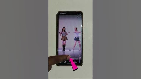 Lihat apa yang dilakukan gadis ini di ponselnya #lucu #tiktok #celana pendek #sihir