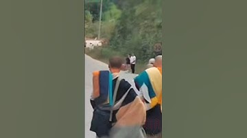 Sáng 14/12 Sư Minh Tuệ khất thực và bộ hành cùng các huynh đệ tại Lào