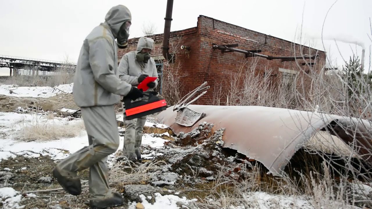 Забор проб грунта и жидкости на территории площадки предприятия ...