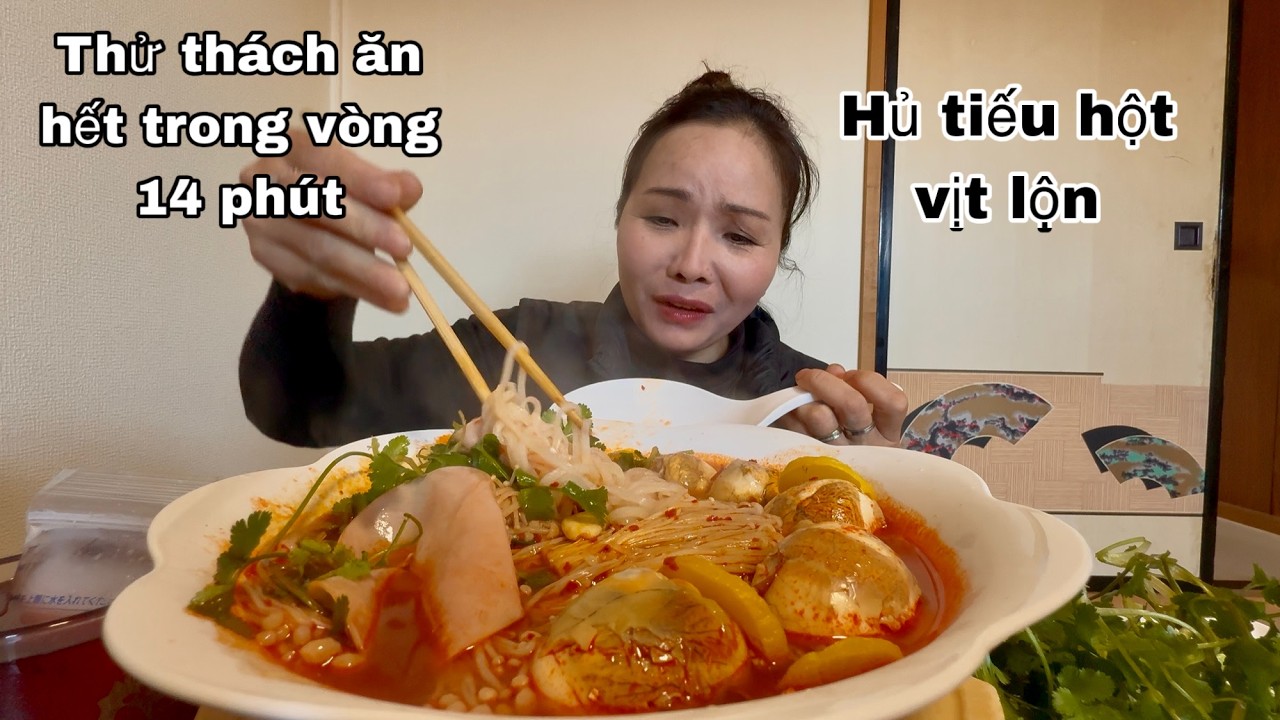 Em thử thách ăn thao hủ tiếu hột vịt lộn to đùng trong vòng 14 phút