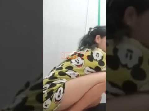 tante cuci celana dan mandi,tante live di kamar mandi