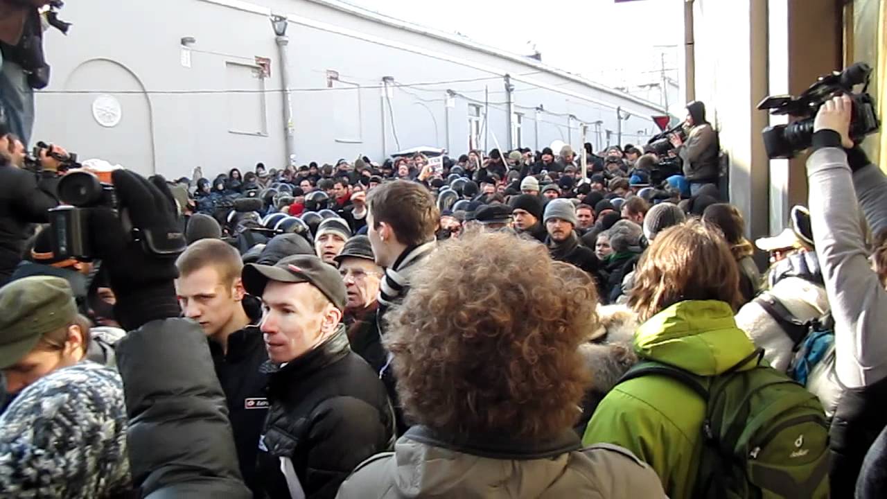 Митинг жен в москве. Жена Удальцова митинг. Удальцовы на митинге с женой. Митинг на Арбате 2012.