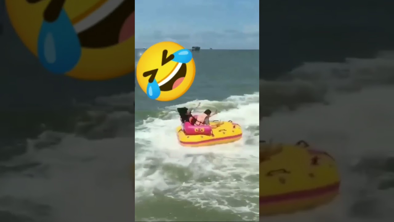 A girl falls from a too violent towed buoy 😯 