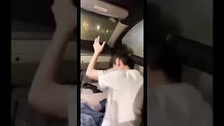 رقص ولد في السيارة