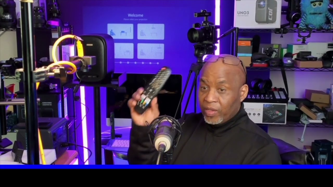 COI UNO5 Netflix Officially-Licensed Movie Projector - YouTube