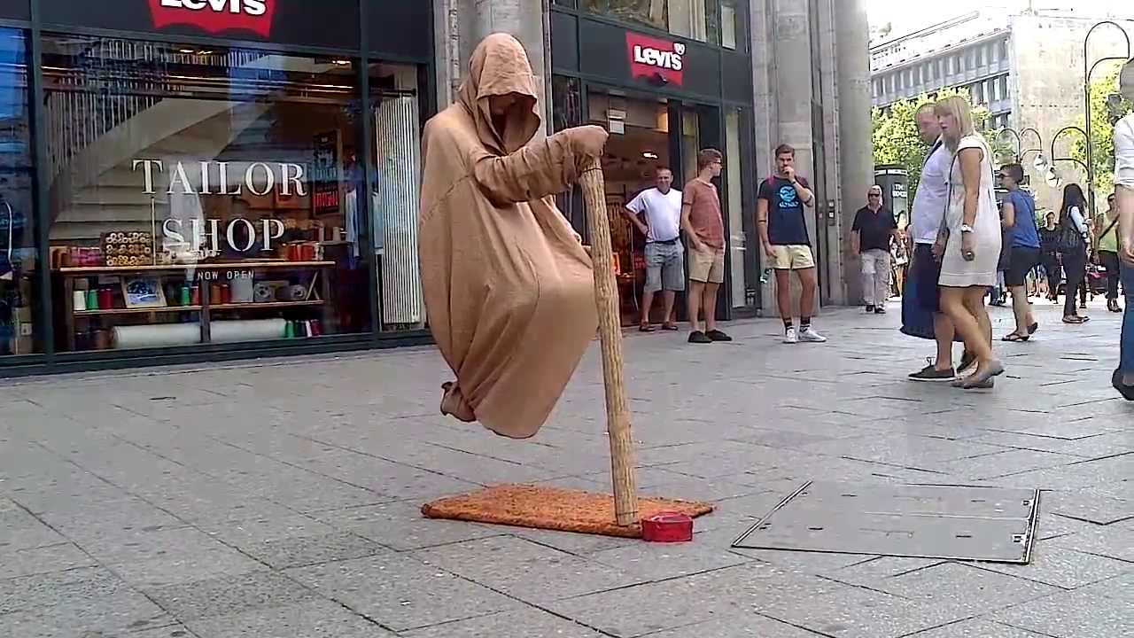 رجل يجلس معلق فى الهواء فى برلين A Man Sits Hanging On The Air In Berlin Youtube