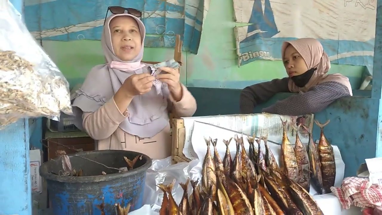 ikan asap di pantai dalegan gresik