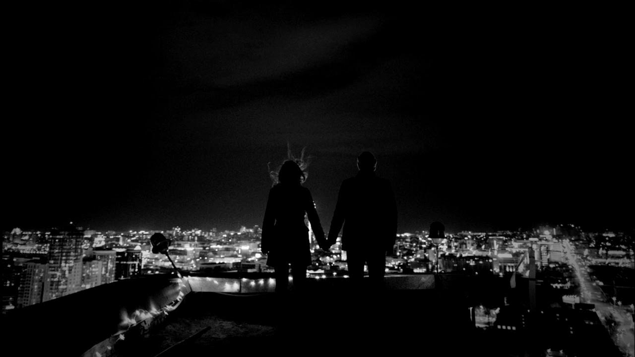 крыши домов в городе. дом в городе. городских домов мы прятались. на крыше городских домов текст. городских домов мы прятались.