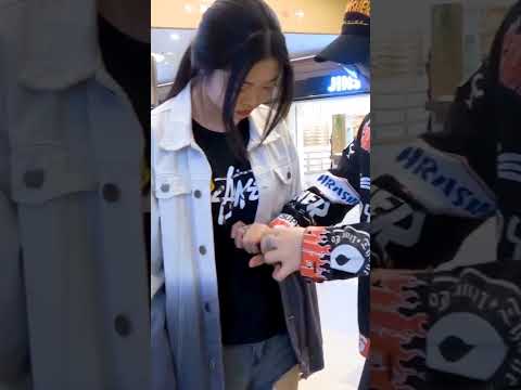 小姐姐衣服被魔王剪了？最后竟然复原了！#shorts #funny #搞笑 #搞笑视频 #大熱門 #爆笑